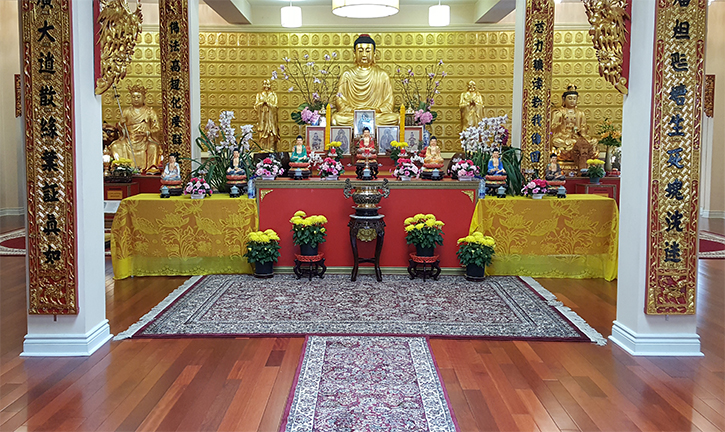 Tapis fait à la machine exposés devant la principale salle de prière du temple bouddhique Pagode Tu–Quang dans l'est de Montréal.